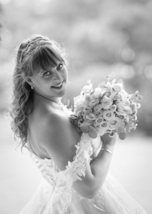 Brautportrait in Schwarzweiß mit Blumenstrauß – Hochzeitsfotografie von Ulrich Roth