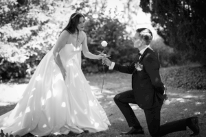 Tanzendes Brautpaar im Freien – Schwarzweiß Hochzeitsfoto