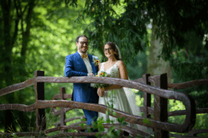 Brautpaar auf einer Holzbrücke im Grünen – Hochzeitsfotograf Pfalz Rhein-Neckar