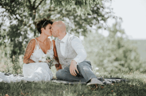 Brautportrait mit Blumenstrauß – Hochzeitsfotos Pfalz