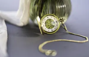 Detailfoto einer goldenen Uhr – Symbol für zeitlose Hochzeitsmomente