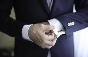 Bräutigam richtet seine Manschetten – elegante Detailaufnahme beim Getting Ready