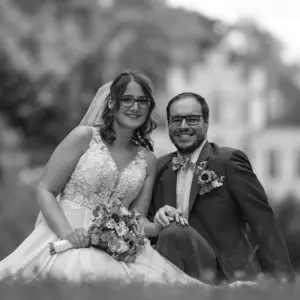 Hochzeitsfotograf Koblenz – glückliches Brautpaar im Schwarzweiß-Portrait vor Schloss