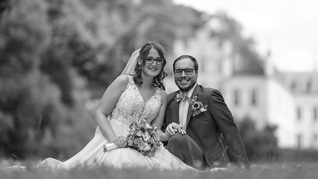 Hochzeitstrends 2026 – glückliches Brautpaar im Park bei romantischem Fotoshooting