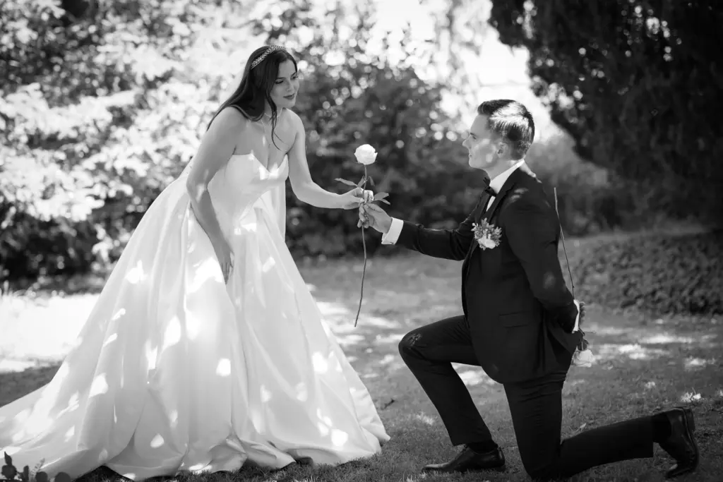Hochzeitspaar bei strahlender Sommersonne im Schloss Edelsheim – natürliche Hochzeitsfotografie.
