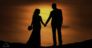 Brautpaar Hand in Hand beim Sonnenuntergang – Hochzeitsfotograf Pfalz & Rhein-Neckar