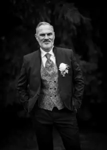 Bräutigam im eleganten Hochzeitsanzug – klassisches Schwarzweißporträt von Hochzeitsfotograf Ulrich Roth in der Pfalz