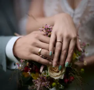 Eheringe von Braut und Bräutigam auf Blumenstrauß – Detailaufnahme Hochzeitsfotografie