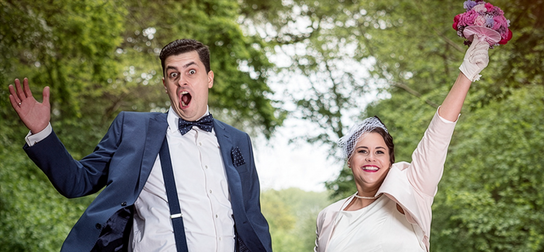 Hochzeitsfotograf Pfalz – Brautpaar springt im Vintage-Look vor grüner Kulisse