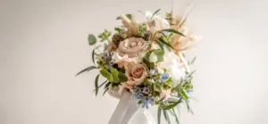 Moderner Brautstrauß mit pastellfarbenen Blumen als Headerbild für Hochzeitsreportagen.